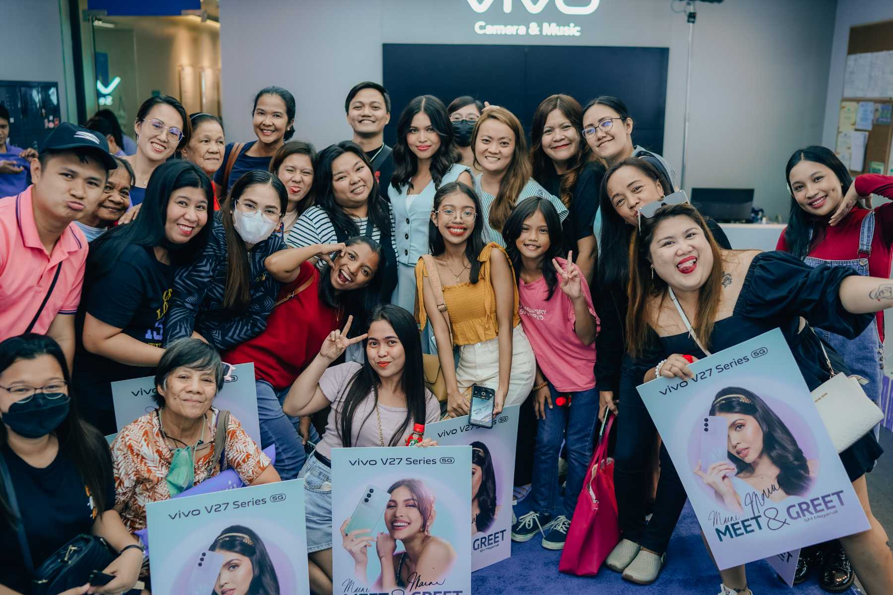 Lucky Mainers pose with Maine Mendoza and their signed posters from the vivo Philippines Aura With Maine Event